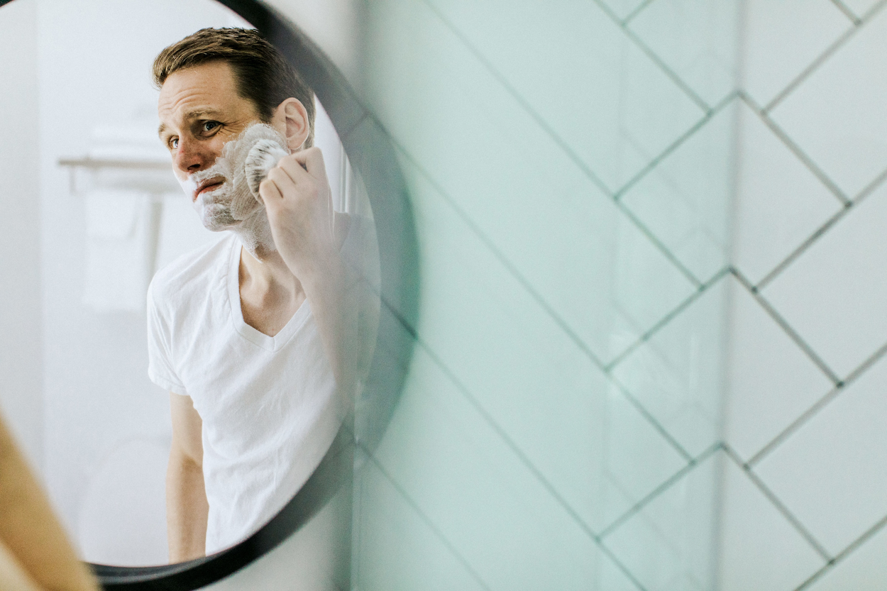 Los enemigos de la estética masculina: abdomen, párpados y papada